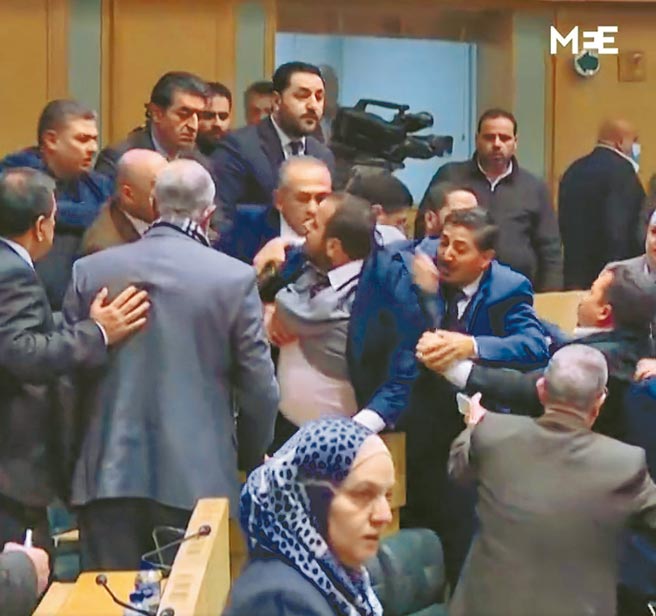 约旦国民议会28日为了修宪提升女性权利，发生打群架事件。（摘自Jordan TV推特）