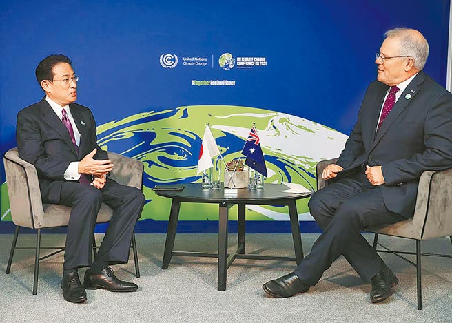 日本與澳洲政府正磋商修訂2007年簽署的《日澳安全保障共同宣言》，加強協調共同應對中國。圖為日本首相岸田文雄（左）於11月3日在英國格拉斯哥世界氣候峰會上與澳洲總理莫里森會談。（摘自日本國首相官邸）