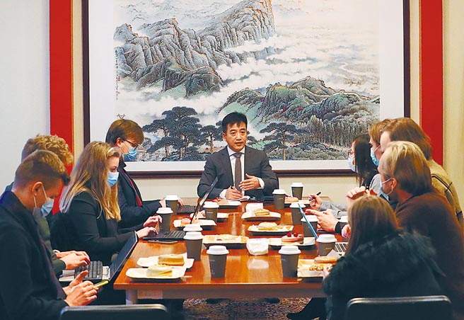 美國國務卿布林肯29日與法國、德國與英國外長通話，強調4國將與立陶宛站在一起，反對北京壓迫行徑。圖為中國駐立陶宛代辦處臨時代辦曲柏華29日接受波海通訊社、立陶宛國家廣播電視台、新華社等數家中外媒體採訪時，批駁立陶宛政府在台灣問題上的錯誤行徑，敦促立方不要在錯誤的道路上越走越遠。（新華社）