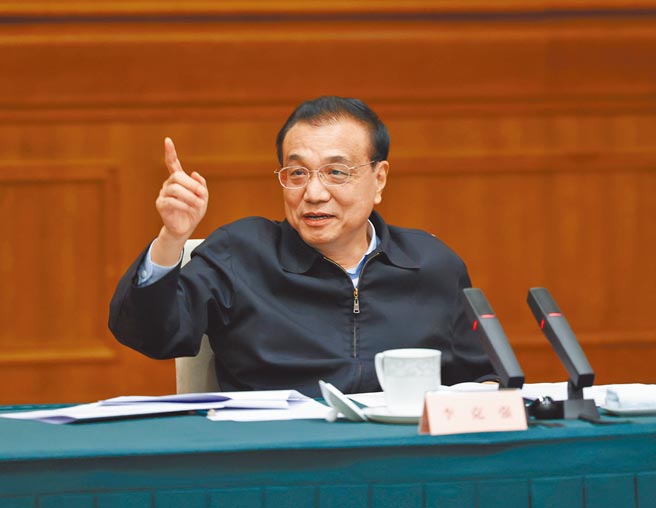 大陆国务院总理李克强29日决定延续实施3项个人所得税优惠政策，预计1年可减税1100亿人民币。（新华社）