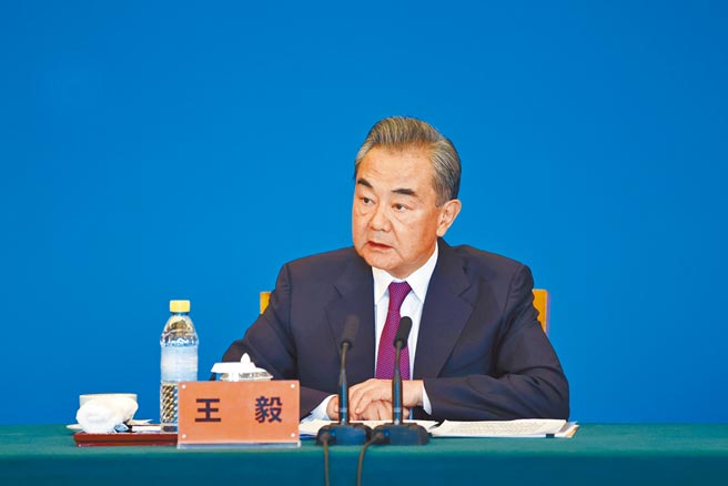 大陆国务委员兼外交部长王毅30日接受专访，谈到中俄关系表示，「只要中俄两个大国肩并肩站在一起、背靠背深化协作，国际秩序就乱不了」。（中新社）