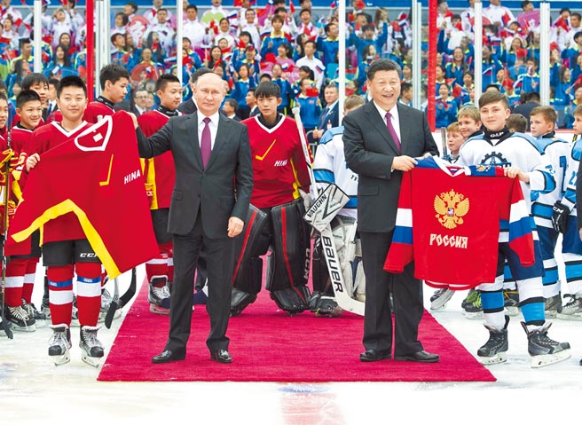 图为2018年，大陆国家主席习近平（右）与俄罗斯总统普丁在天津共同观看中俄青少年冰球友谊赛。（新华社）