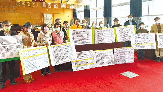台中市议会民进党团要求删除18亿烟火式预算，及平均地权基金39亿元，希望市府将钱都用在刀口上。（陈世宗摄）