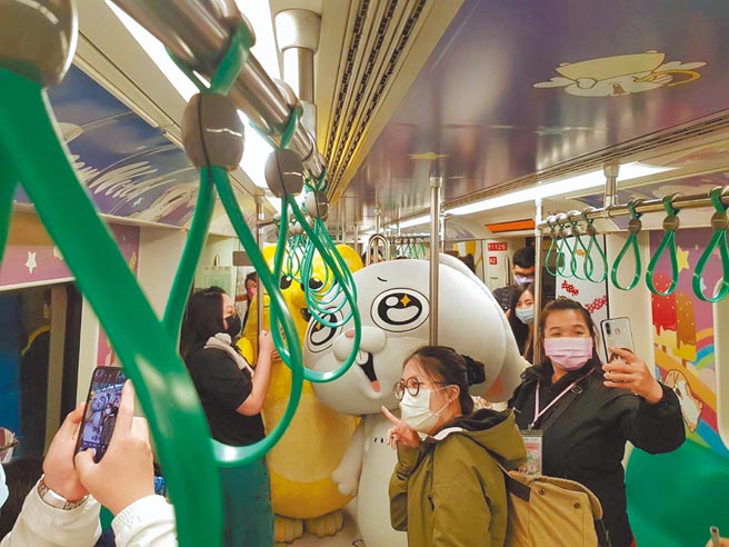 高捷推出和LINE官方貼圖冠軍的「好想兔」合作，打造全台首輛超人氣「好想兔彩繪列車」，30日首航時，吸引不少鐵粉爭睹搶搭。（高雄捷運提供／石秀華高雄傳真）