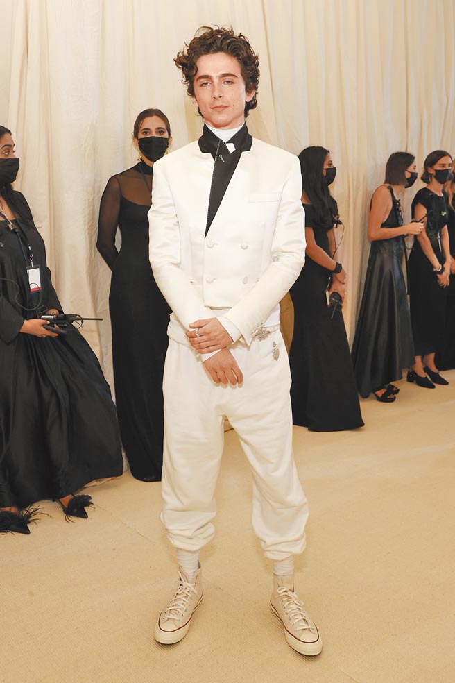 提摩西夏勒梅於MET GALA上以他最常穿的法國設計師品牌Haider Ackermann的全白套裝搭配Converse帆布鞋，並於腰際、指尖搭配Cartier白金色珠寶，彷彿白馬王子出現在現實世界。（CFP）