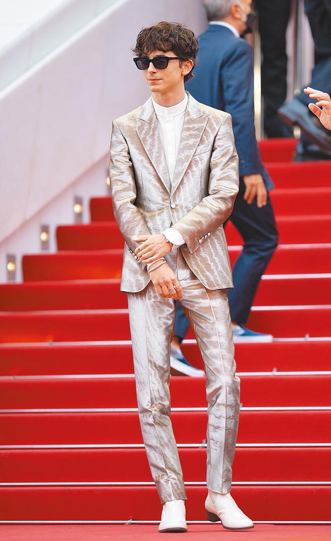 提摩西夏勒梅以Tom Ford銀色暗紋西裝出席其主演電影的首映紅毯。（CFP）