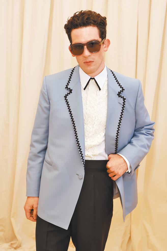 乔许欧康纳出席大都会博物馆晚宴时，穿dunhill订制黑边蓝色西装搭配华丽衬衫与太阳眼镜。（dunhill提供）