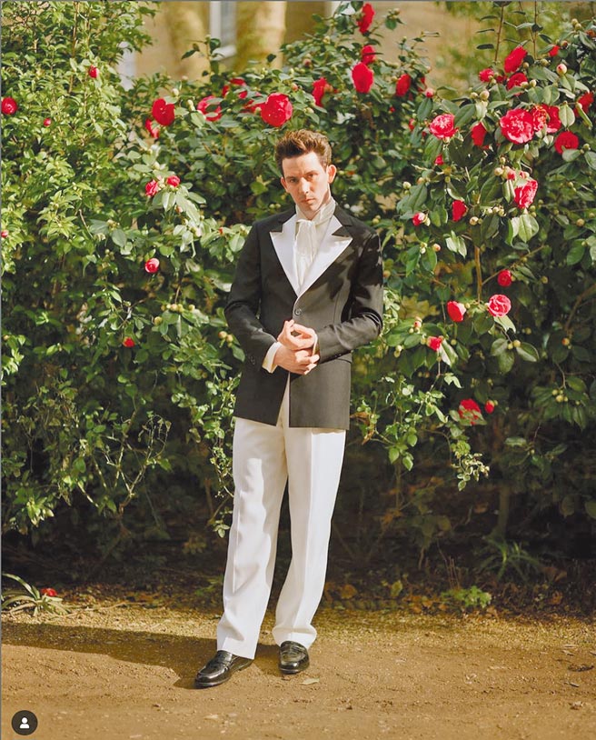 《王冠》演查尔斯王子暴红的英国男星乔许欧康纳，金球奖时穿Loewe的黑白大箭领礼服，多了点贵族味。（摘自Loewe IG）