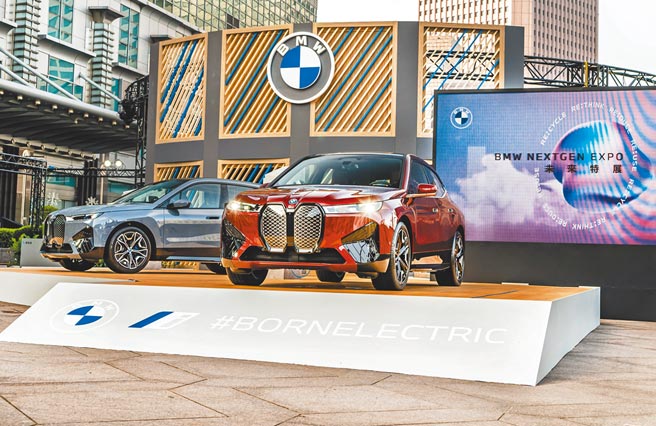 BMW總代理汎德發表iX xDrive40旗艦版、iX xDrive50旗艦版兩款，售價分別為320、390萬元，現正於台北101水舞廣場前舉辦BMW NEXTGEN EXPO未來特展。（汎德提供）（汎德提供）