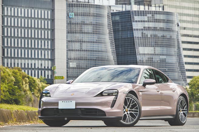PORSCHE Taycan從內裝、外觀到各項配備，提供車主相當豐富的選配空間，圖為相當具有時尚感的金屬冰莓粉色（Frozenberry Metallic）。（陳大任攝）