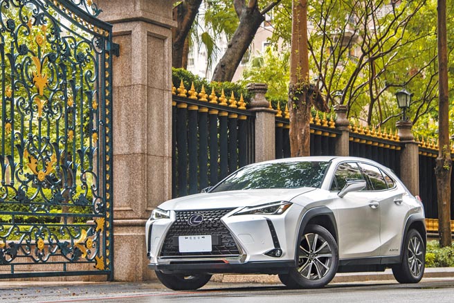 LEXUS UX 300e外觀沿襲UX家族經典紡錘型水箱護罩、L-Shaped箭矢型日行燈、空氣力學車身與辨識度極高的LED尾燈等，售價169.9萬元。（陳大任攝）