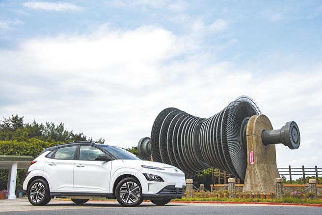 HYUNDAI KONA Electric提供標準型EV300、增程型EV500兩款選擇，售價分別為124.9、154.9萬元，是目前國內售價最平易近人的純電動車。（陳大任攝）