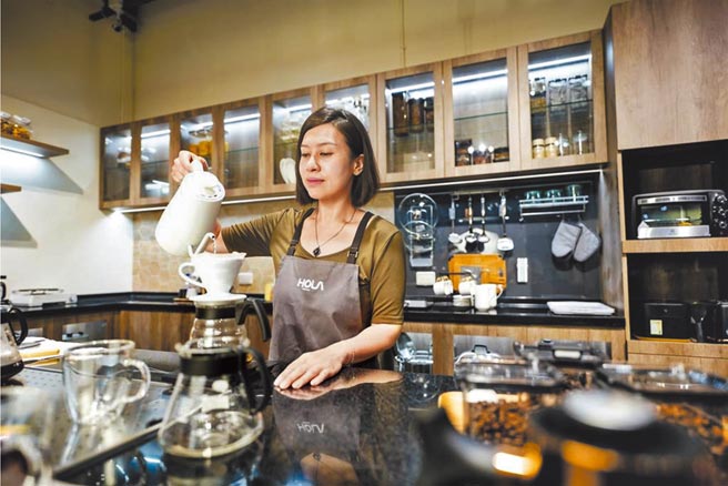 HOLA台南店中的实境厨房，供消费者，体验商品、实作料理、品尝手冲咖啡。（HOLA提供）