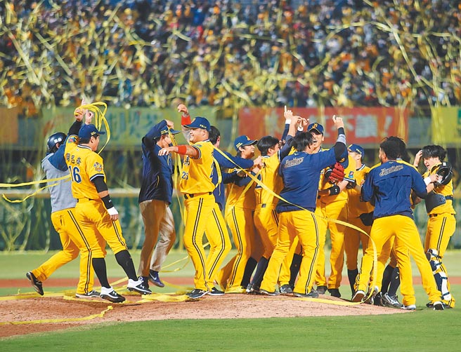 中信兄弟在台湾大赛直落4横扫统一狮，终于摆脱「安心亚」宿命。（中央社）