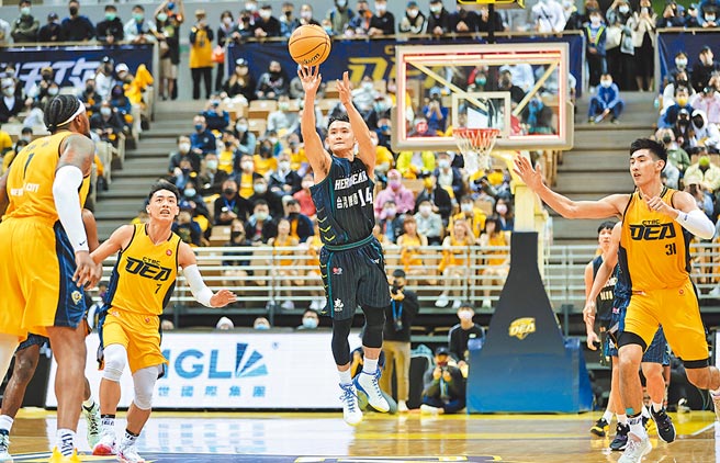 T1联盟开打，让台湾篮坛进入「三国时代」，图为台啤英熊球星蒋淯安（中）对新北中信特攻投进压哨绝杀三分球。（T1联盟提供）