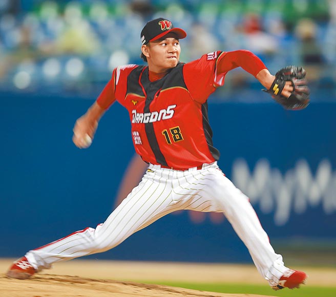 中职新军味全龙在下半季衝上第三，明年各队要皮绷紧了。（本报资料照片）