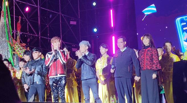 桃园市长郑文灿上台倒数。（赖佑维摄）