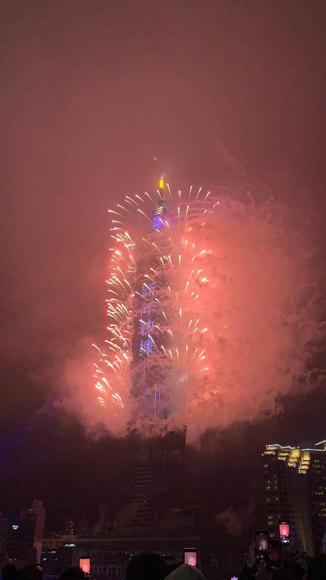 台北市長柯文哲今年也按慣例陪同市民一同倒數，迎接台北101煙火。（黃婉婷攝）