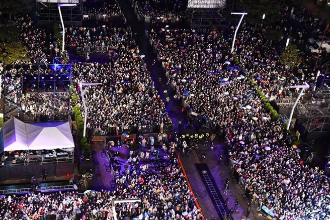 台北市跨年晚會今年在市府前廣場舉辦，現場聚集4萬多人次。（台北市觀傳局提供）