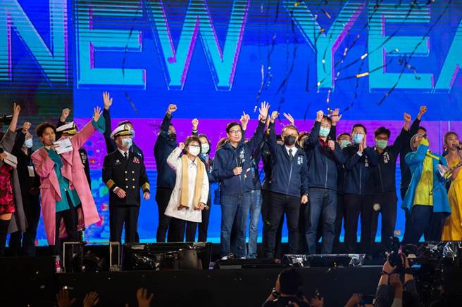 高雄跨年晚会，高雄巿长陈其迈大手笔开了三个现场，破纪录动用公视、民视、华视三家电视台联播，赞助企业排排站了一长排，寿山动物园改建伸手要赞助，究竟是迈少爷装阔，还是穷到死要面子？（袁庭尧摄）