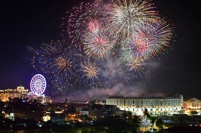 義大遊樂世界的跨年煙火令人目不轉睛。（義大提供／林瑞益高雄傳真）