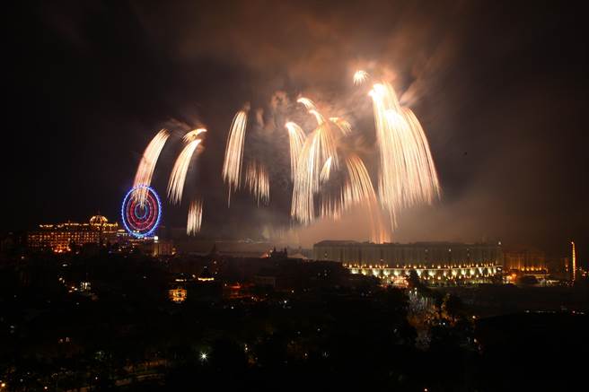 義大遊樂世界的跨年煙火吸引5萬人觀看。（義大提供／林瑞益高雄傳真）