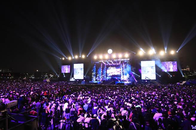 台中市長盧秀燕跨年晚會倒數，祝福市民「2022幸福台中！新年快樂！」全場20萬民眾嗨翻天，一同迎向嶄新2022年。（盧金足攝） 