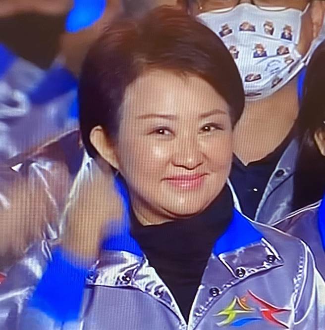 台中市長盧秀燕祝福市民「2022幸福台中！新年快樂！」只花3秒鐘創新紀錄。（盧金足攝） 