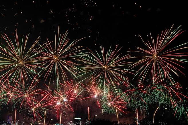 長達3分鐘的煙火共有50種以上花色，編排超過80種的組合變化，呼應「虎彩繽紛、閃耀台中」跨年主題。（盧金足攝）