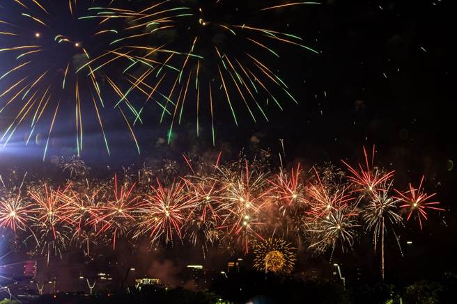 3分鐘的煙火共有50種以上花色，編排超過80種的組合變化，呼應「虎彩繽紛、閃耀台中」跨年主題。（盧金足攝）