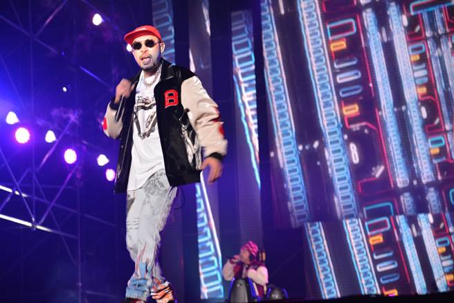 新竹縣跨年晚會由MC HOTDOG擔綱跨年前的壓軸演出，將全場氣氛炒到最高點。（莊旻靜攝）