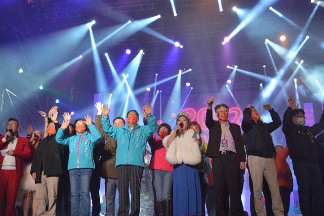 新竹縣長楊文科（左四）夫妻與現場民眾共同倒數、跨年，並迎接新的一年。（莊旻靜攝）