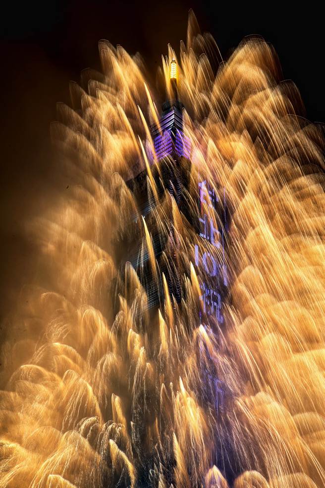 台北101跨年烟火大秀，这次主题为「迎向美好未来」。（邓博仁）