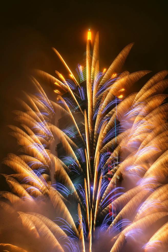 台北101跨年烟火大秀，这次主题为「迎向美好未来」。（邓博仁）