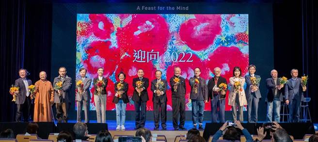 新北市长侯友宜（右9）、「远见‧天下文化事业群」创办人高希均（右8）等所有讲者最后上台与读者一起迎新年。（远见‧天下文化提供）