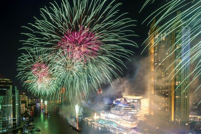 为迎接2022年的到来，泰国分别在首都曼谷两大知名地标暹罗天地与中央世界，举办跨年倒数烟火秀，以炫丽夺目的烟火秀，带领大家挥别2021年疫情年，迎向2022年新气象。(图/路透社)