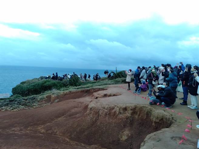 为迎接2022台湾本岛第一道曙光，有数以千计民眾涌进垦丁龙磐公园。(林和生摄)