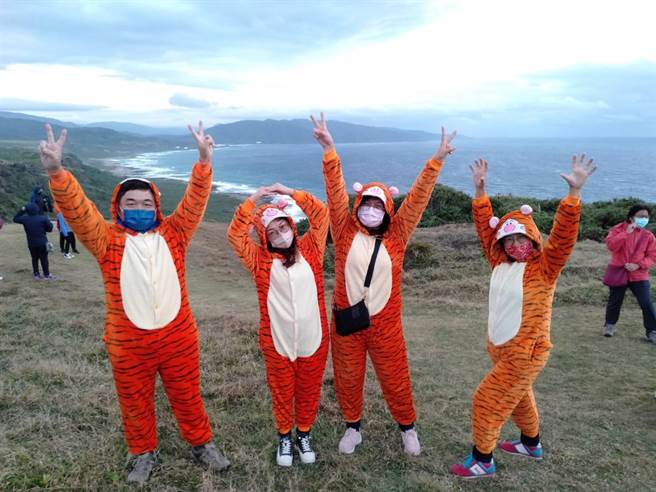 为迎接虎年到来，台南民眾特地南下垦丁龙磐公园迎曙光。(林和生摄)