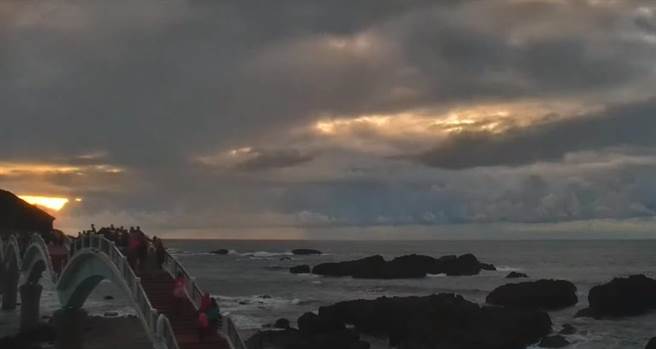 元旦天公不作美，云太厚，民眾想看三仙台曙光残念了。（图／翻摄自直播）