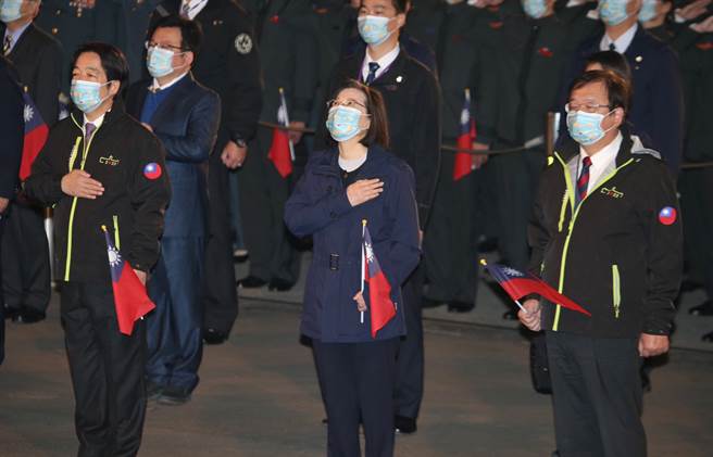 前总统蔡英文2022年出席总统府元旦升旗典礼，也身穿海军风衣。（资料照/姚志平摄）