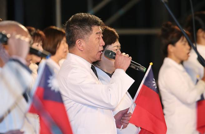 总统府元旦升旗典礼由卫福部长陈时中领唱国歌。（姚志平摄）