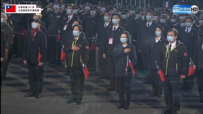 元旦升旗要不要敬礼  赖清德看了蔡总统一眼。(取自中时新闻网直播)