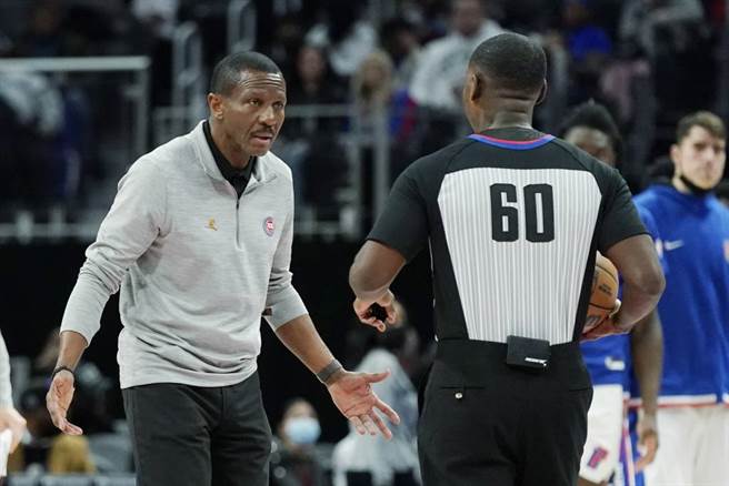 活塞总教练凯西(左)与裁判争论。（美联社资料照）