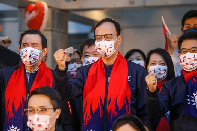 国民党主席朱立伦、前总统马英九、党副主席连胜文、秘书长黄健庭上午偕同立委、议员、中常委、党务主管以及中广董事长赵少康等人，共同参加国民党的升旗活动。（国民党提供）