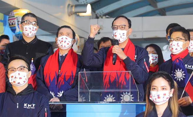 国民党1日在中央党部门口广场举办「中华民国111年元旦升旗典礼」，副主席连胜文（后排左起）、前总统马英九与主席朱立伦等人向国旗敬礼。（张铠乙摄）