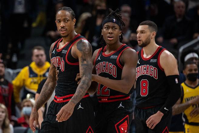 迪罗萨(左)本季在末节的表现真的太神了。(路透)