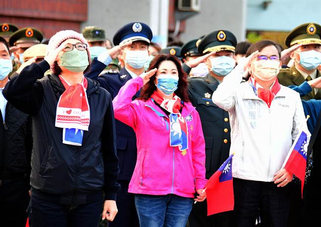 台东县政府举办元旦升旗典礼，饶庆铃、吴秀华、刘棹豪同框迎接2022年。（庄哲权摄）