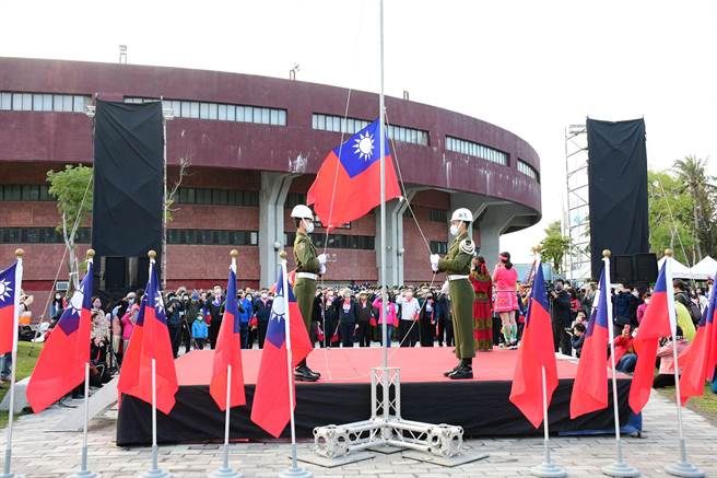 台东县政府举办今天早上举办元旦升旗典礼。（庄哲权摄）