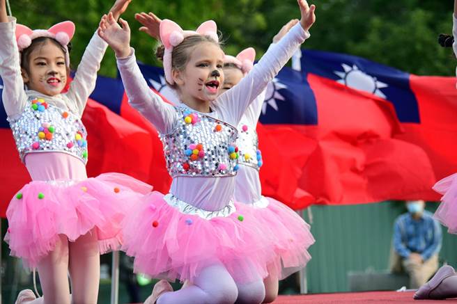 台东县政府举办今天早上举办元旦升旗典礼，小朋友热场卖力演出。（庄哲权摄）