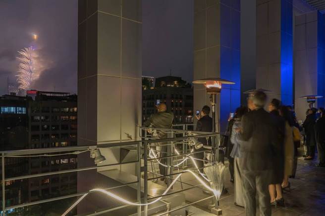 賓客欣賞台北101跨年煙火。（外交部提供）